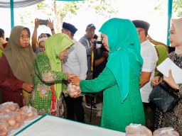 Khofifah Bagikan Telur Untuk Balita dan Zakat Produktif Bagi Pelaku Usaha Ultra Mikro di Jember