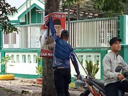 Bawaslu Bondowoso Bersama Satpol PP kembali Turunkan APK Melanggar Aturan