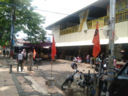 PD Pasar Surya Sayangkan APK Parpol di Depan Pintu Masuk Pasar Keputran Utara