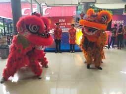 Rayakan Tahun Baru Imlek, KAI Daop 8 Surabaya Hadirkan Antraksi Barongsai 