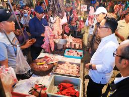 Pj Gubernur Adhy Karyono Pastikan Stok Pangan di Jatim Aman dan Harga Terkendali