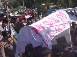 Tuntut Pemungutan Suara Ulang, Ratusan Massa Bawa Keranda Ke KPU dan Bawaslu Bangkalan