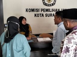 Endus Dugaan Oknum Caleg Gunakan Ijazah SMP, AMI Datangi KPU Surabaya 