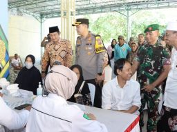 TNI, Polri Gandeng Forkopimda Gelar Pemeriksaan Kesehatan, Pembagian Sembako, Dan Bersihkan Tempat Ibadah