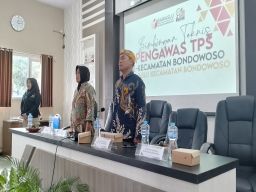 Panwascam Bondowoso Gelar Bimtek Pengawas TPS