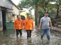 Respon Cepat Dampak Banjir Trosobo Sidoarjo, Kalaksa BPBD Jatim Serahkan Bantuan