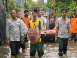 Kalaksa BPBD Jatim Kunjungi Dan Serahkan Bantuan Untuk Warga Terdampak Banjir Kabupaten Pasuruan