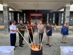 KPU Nganjuk Musnahkan Surat Suara Rusak
