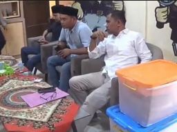 Caleg DPRD Jatim Bawa Dua Box Bukti Kecurangan Ke Bawaslu Bangkalan