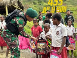 Peduli Kasih Yonif 433/JS Menyambut HUT Kostrad ke-63 membantu Anak-anak Sekolah di Pos Mbua
