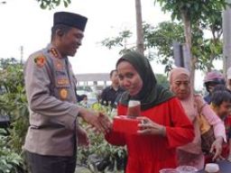Bagi Takjil Bersama Polresta Sidoarjo