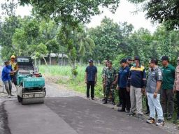 Bupati Hendy Tinjau Pengaspalan Jalan dan Salurkan Bansos
