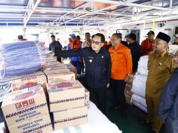 Lepas Bantuan Pemprov Jatim ke Pulau Bawean, Pj. Gubernur Adhy Pastikan Kebutuhan Dasar Terpenuhi
