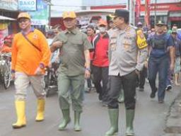 Gotongroyong Masyarakat Bersama Forkopimda Probolinggo bersihkan Lumpur Sisa banjir Dringu
