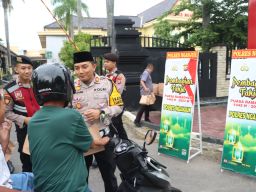 Hari Pertama Puasa, Polres Nganjuk Bagikan Bingkisan Takjil kepada Pengguna Jalan