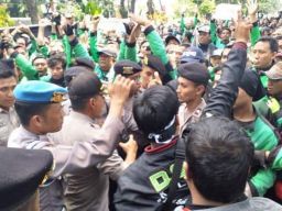 Viral di Grup WhatsApp Massa Ojek Online Geruduk Apartemen Puncak Kertajaya 