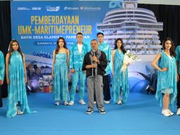 Kapal Pesiar Seven Seas Mariner Disambut Pagelaran Busana Batik Klampar Pamekasan