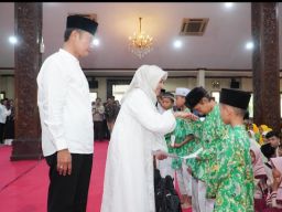 Seribu Anak Yatim hingga Penyandang Disabilitas di Lamongan Terima Santunan