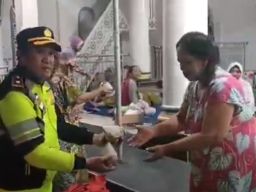 Warga Bangkalan Terdampak Banjir Dapat Bantuan Buka dan Sahur