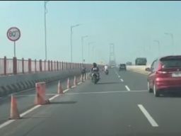 Polisi Tanggapi Video Viral Pengendara Motor Gunakan Jalur Roda Empat Di Jembatan Suramadu