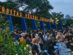 Unesa Gelar Buka Puasa Bersama Bagikan 1.000 Paket Makanan dan Takjil