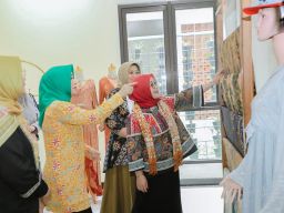 Kunjungi Sentra IKM Batik Kota Mojokerto, Pj. Ketua Dekranasda Isye Kagumi Batik Khas Majapahit