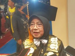 1.572 Wisudawan Universitas Terbuka Surabaya Resmi Dikukuhkan