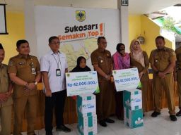 Peserta BP Jamsostek, Ahli Waris Guru Ngaji Dan Perangkat Desa Di Bondowoso Dapat Santunan 42 Juta