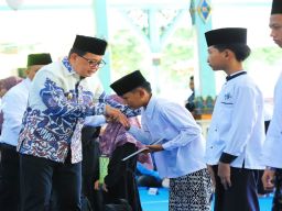 Pj. Gubernur Adhy Bagikan Zakat Produktif, Tali Asih Pilar Sosial, dan Santunan 500 Anak Yatim