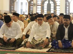 Pj Gubernur Jawa Timur dan Mantan Gubernur Sholat Idul Fitri Bersama di Masjid Nasional Al Akbar