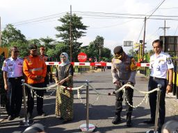 Bupati Blitar Bersama PT. KAI dan Dishub Jatim Resmikan Palang Pintu dan Pos Jaga Perlintasan KA
