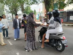 Ungkapan Rasa Syukur Pemilu Berjalan Lancar, Bawaslu Bondowoso Bagi Takjil Dan Buka Puasa Bersama