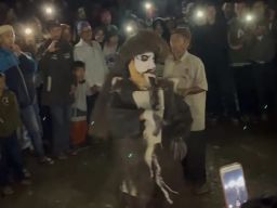 Hiburan masyarakat menjelang akhir ramadhan di meriahkan oleh Re-Rabe (Badut) di Desa Ulu Danau