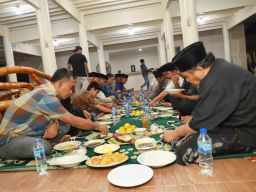 Pj Bupati Pidie Bersilaturrahmi Dalam Acara Santunan Anak Yatim di Gampong Blang Teungoh Tangse