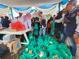 PWI Sidoarjo Gelar Baksos Bagi-Bagi Sembako dalam Peringatan Hari Pers Nasional