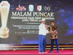 Rektor Unesa Dinobatkan Sebagai Change Leader Award Oleh PWI Jatim