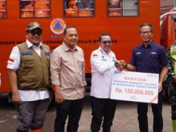 BNI Serahkan Bantuan Korban Bencana Alam Sumbar