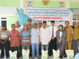 Warga Sidoarjo Terima Bantuan Pangan Beras