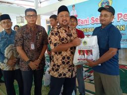 Peduli Nelayan Saat Musim Barat: Bupati Gresik Salurkan Ratusan Paket Sembako