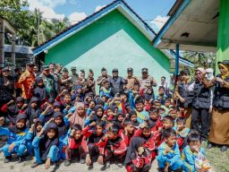 Bupati Gresik dan Kajati Jatim Berikan Bantuan Sosial untuk Korban Gempa di Bawean