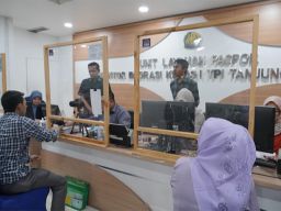 Easy Paspor Pasar Atom Mall Diinisiasi Imigrasi Tanjung Perak Diserbu Pemohon