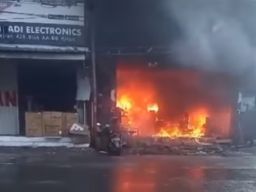 Kebakaran Landa Toko Bangunan Sinar Jaya di Krian, Lalu Lintas Terganggu