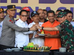 May Day 2024 di Jatim, Pj. Gubernur Adhy Potong Tumpeng dengan Puluhan Ribu Buruh