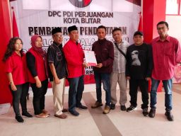 Ambilkan Formulir di Kantor PDI Perjuangan Kota Blitar, Para Relawan Dorong Mohammad Trijanto Maju