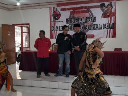 Tokoh Budaya Jati Duwur Jombang Daftar Bacabup Diantar 2 Penari Topeng di DPC PDIP