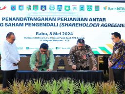 Penandatanganan Shareholder Agreement Bank Jatim dan Bank NTB Syariah Bersatu untuk Kemajuan Ekonomi