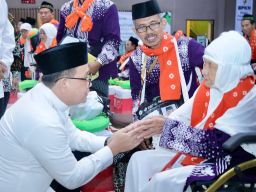 Pelepasan Jamaah Haji Kloter Pertama Embarkasi Surabaya Tahun 1445 H / 2024 M