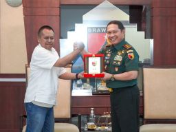 Mayjen TNI Rafael Terima Prapanca Award dari PWI Jatim
