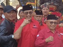 Aktivis 98 Mohammad Trijanto Dampingi Pengacara Supriarno Kembalikan Formulir Bacabup Blitar