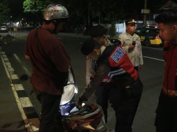 Polres Blitar Kota Amankan Puluhan Botol Miras Saat Patroli